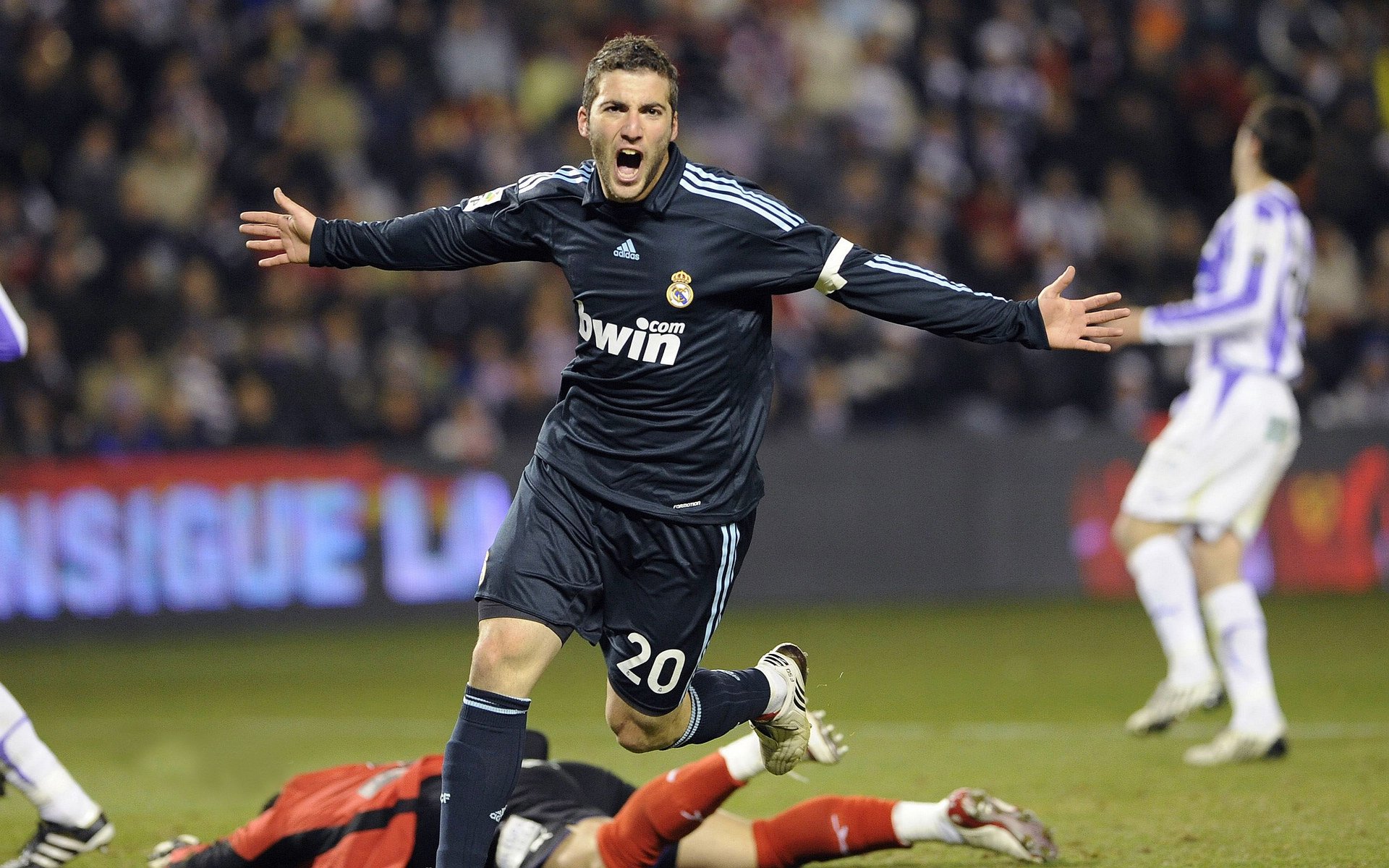 “AI越位+裁判头戴摄像：技术革新引发热议”